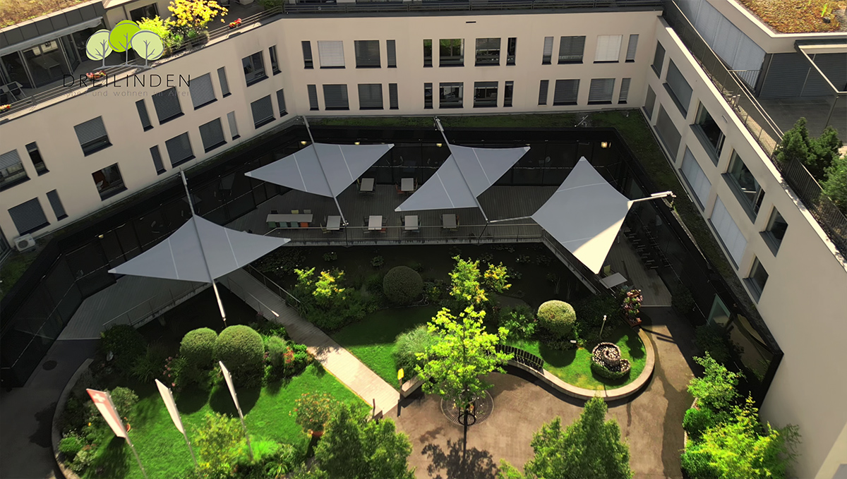 250 m² Sonnensegel als Terrassenbeschattung am Weiher und Teich, Edelstahlstützen, textiler Sonnen- und Regenschutz für Gastronomie. Komfort für Servicepersonal.